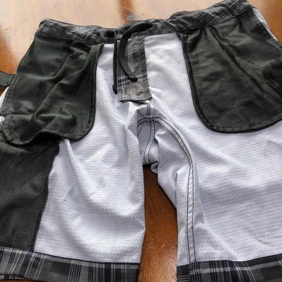 The North Face Gray Plaid Men's Shorts- size 32 - preloved - Picture 8 of 9